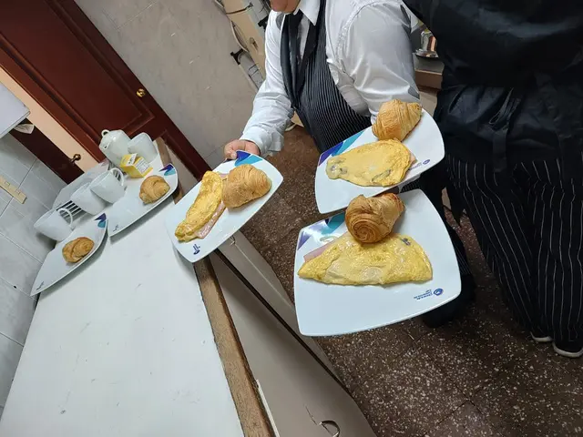 Desayuno empresarial emplatado con omelette y croissant