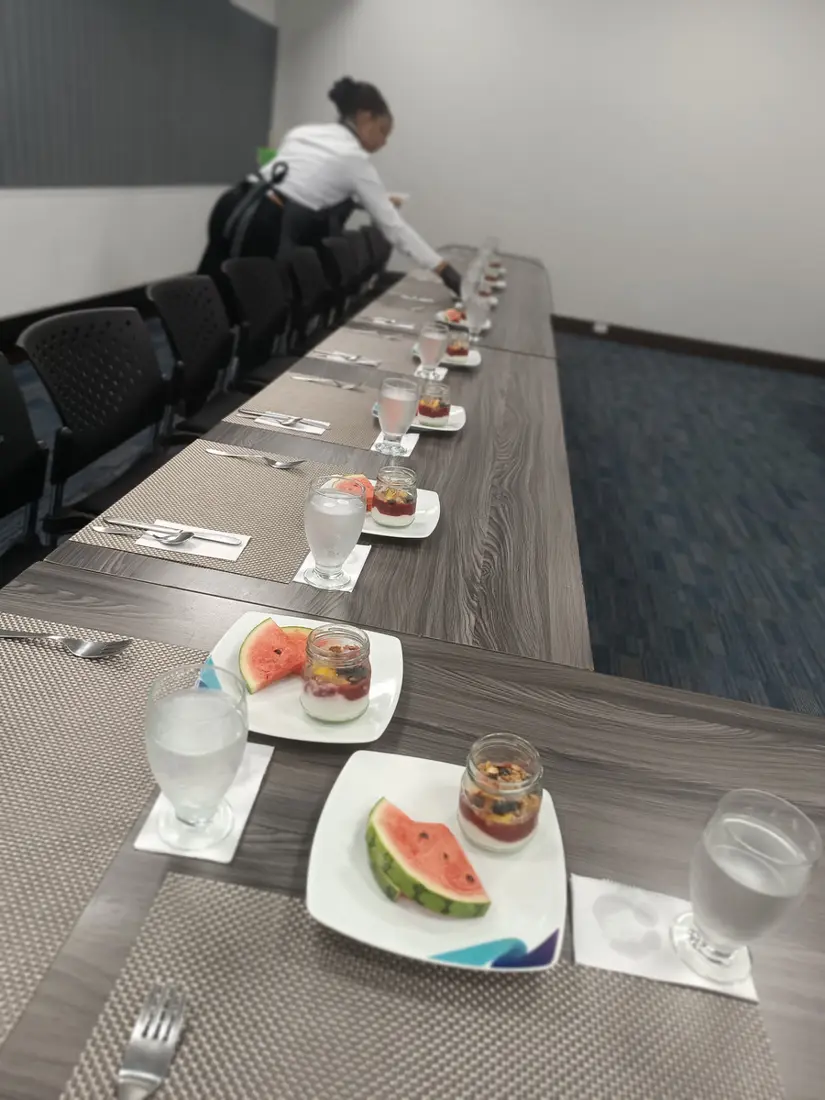 Montaje de mesa para reunión empresarial
