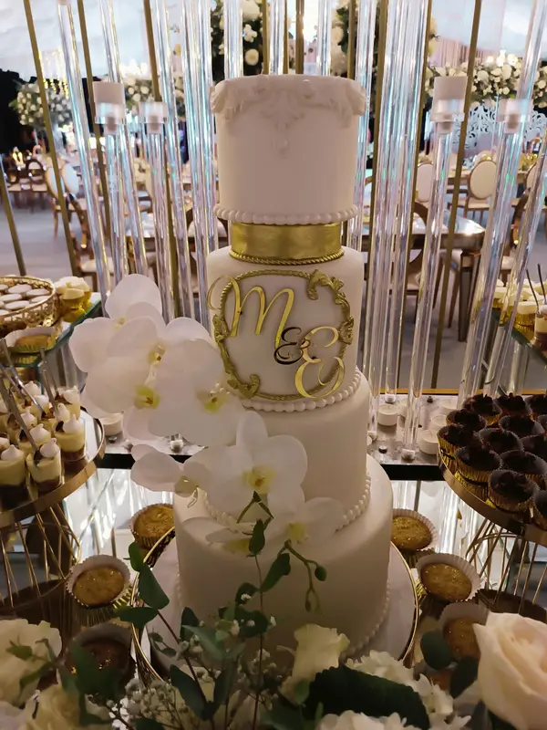 Torta de bodas en mesa de buffet decorada con flores